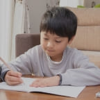 机にむかって勉強しているイメージ写真