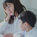 母親が悩んでいるイメージ写真