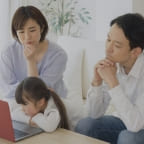 家族で悩んでいるイメージ写真